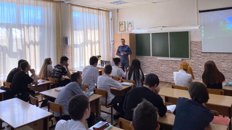 В День космонавтики офицер Росгвардии рассказал казанским школьникам об историческом событии 