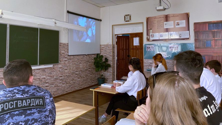 В День космонавтики офицер Росгвардии рассказал казанским школьникам об историческом событии 