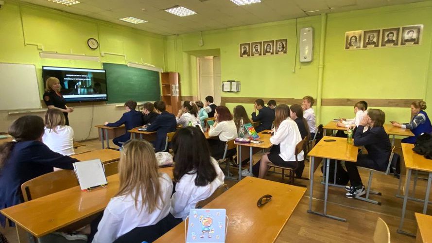 В г. Казани специалист Росгвардии провела профилактическое мероприятие для подростков