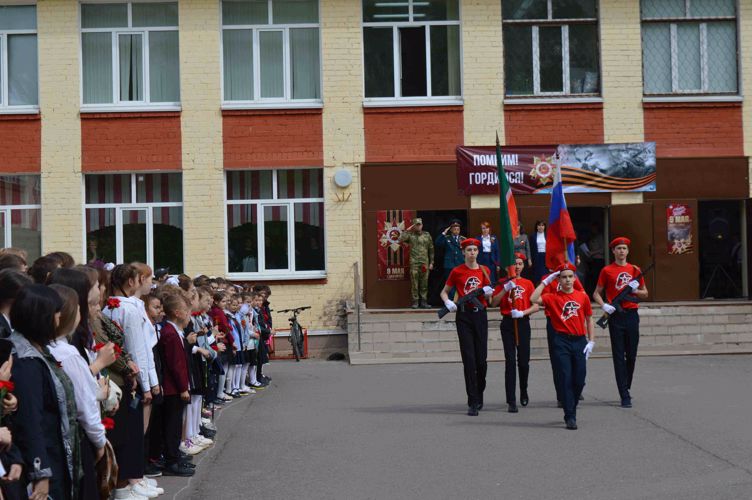 В Казани военнослужащие Росгвардии приняли участие в школьном патриотическом мероприятии в преддверии Дня Победы