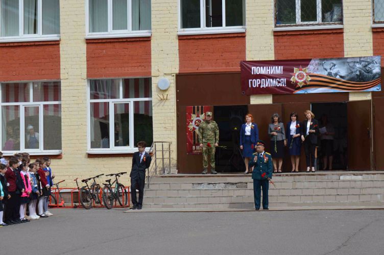 В Казани военнослужащие Росгвардии приняли участие в школьном патриотическом мероприятии в преддверии Дня Победы