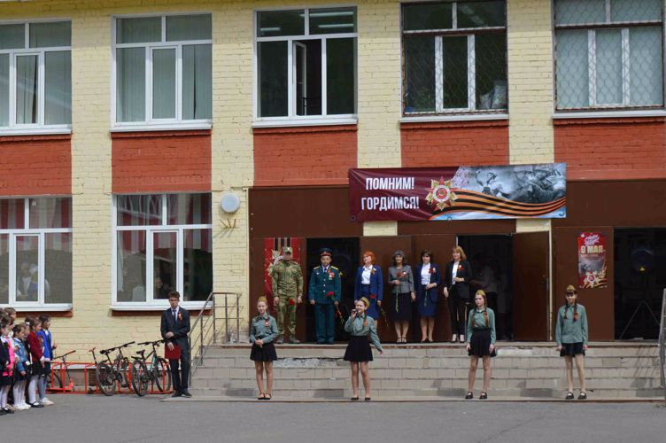 В Казани военнослужащие Росгвардии приняли участие в школьном патриотическом мероприятии в преддверии Дня Победы