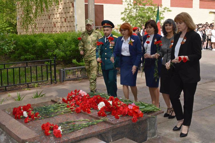 В Казани военнослужащие Росгвардии приняли участие в школьном патриотическом мероприятии в преддверии Дня Победы