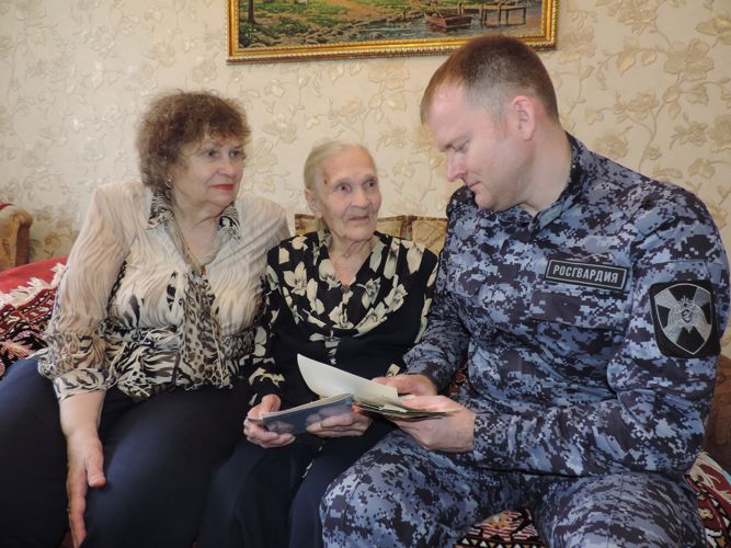 В г. Казани сотрудник вневедомственной охраны Росгвардии принял участие в акции «Преемственность поколений»