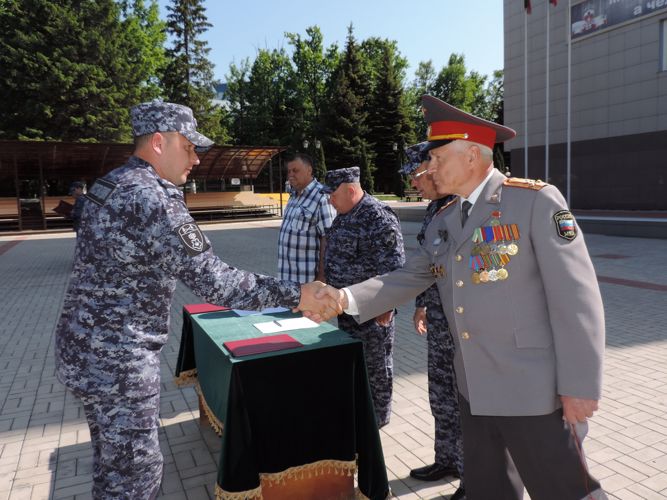 В г. Казани молодые сотрудники вневедомственной охраны Росгвардии приняли присягу 