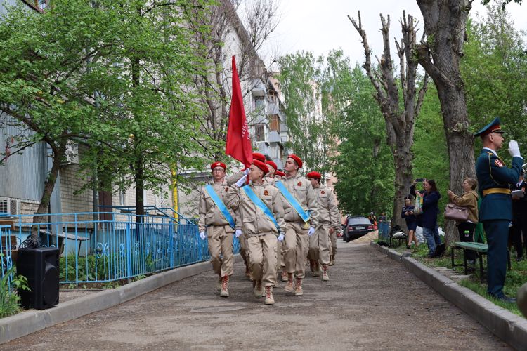 В Казани Росгвардия провела акцию «Парад у дома ветерана» 