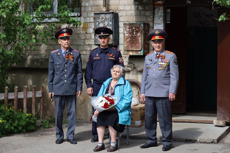 В Казани Росгвардия провела акцию «Парад у дома ветерана» 