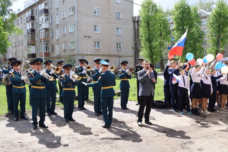 В Казани Росгвардия провела акцию «Парад у дома ветерана» 