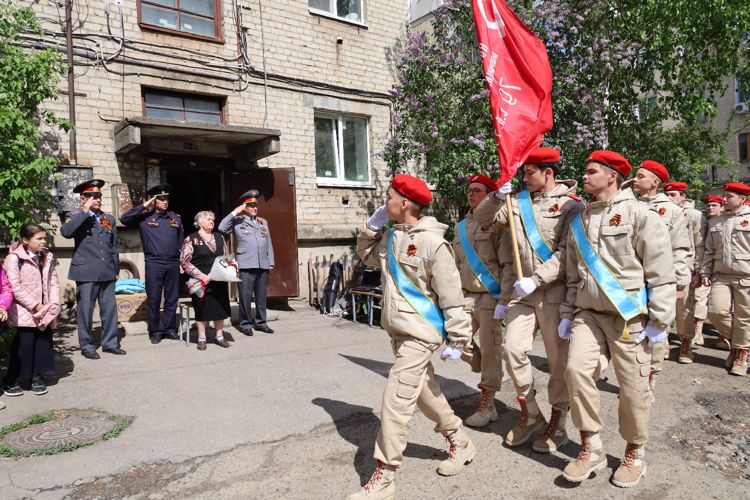 В Казани Росгвардия провела акцию «Парад у дома ветерана» 