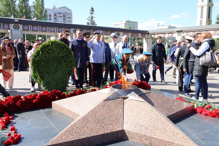 Начальник Управления Росгвардии по Республике Татарстан принял участие в церемонии возложения цветов к Вечному огню в День Победы 