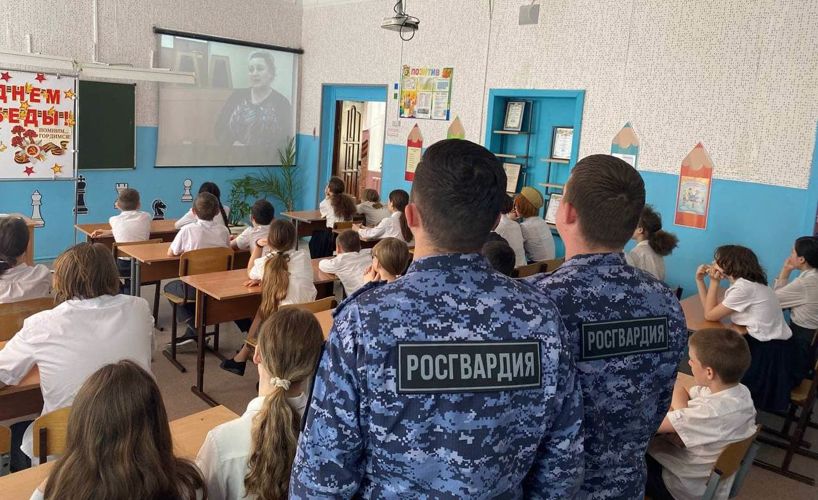 В Казани военнослужащие полка Росгвардии провели патриотический урок с учениками подшефной школы, посвященный 78-летию Великой Победы