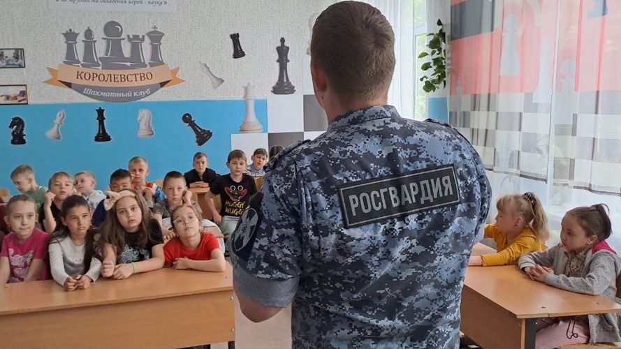 Военнослужащие казанского полка Росгвардии навестили воспитанников детского пришкольного лагеря