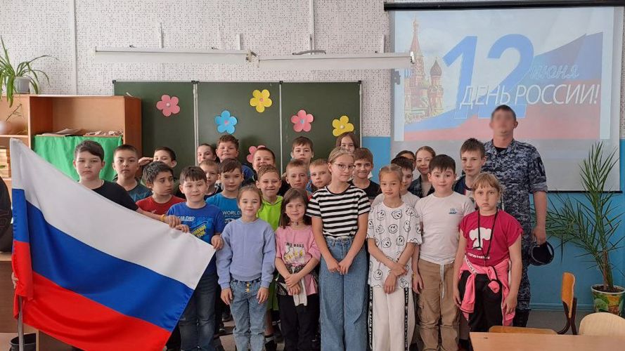 Военнослужащие казанского полка Росгвардии навестили воспитанников детского пришкольного лагеря