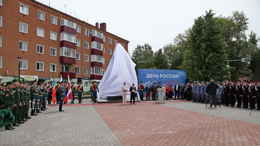Памятник Герою России генерал-полковнику Игорю Груднову открыли в Республике Татарстан (видео)