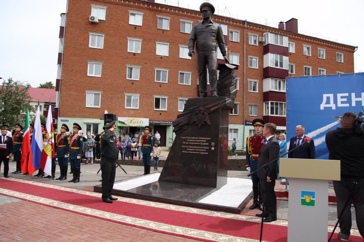 Памятник Герою России генерал-полковнику Игорю Груднову открыли в Республике Татарстан (видео)