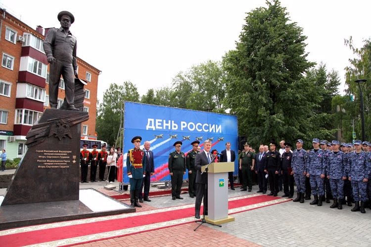 Памятник Герою России генерал-полковнику Игорю Груднову открыли в Республике Татарстан (видео)
