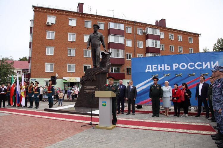 Памятник Герою России генерал-полковнику Игорю Груднову открыли в Республике Татарстан (видео)