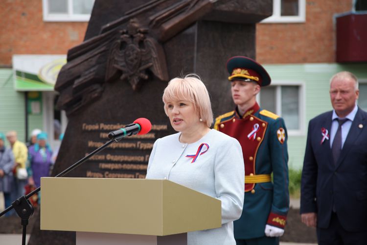 Памятник Герою России генерал-полковнику Игорю Груднову открыли в Республике Татарстан (видео)
