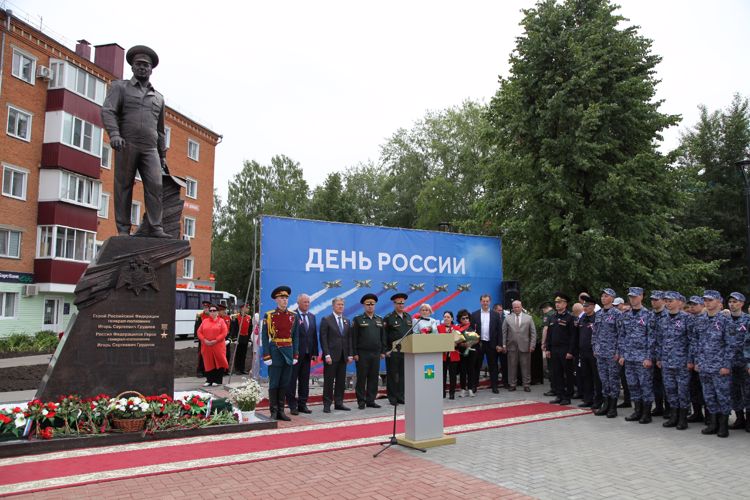 Памятник Герою России генерал-полковнику Игорю Груднову открыли в Республике Татарстан (видео)