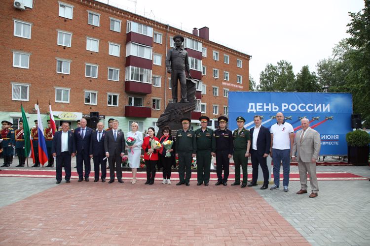 Памятник Герою России генерал-полковнику Игорю Груднову открыли в Республике Татарстан (видео)
