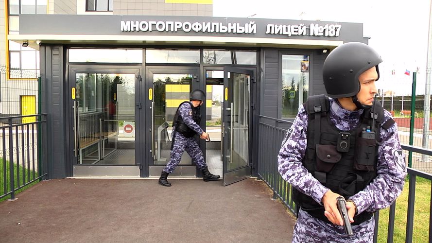 Вневедомственная охрана Росгвардии отработала тактику действий групп задержания на объекте образования в Казани