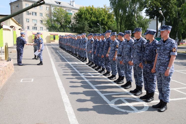 В казанском полку Росгвардии прошло чествование военнослужащих, отслуживших установленный срок военной службы по призыву