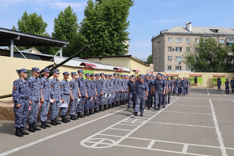 В казанском полку Росгвардии прошло чествование военнослужащих, отслуживших установленный срок военной службы по призыву