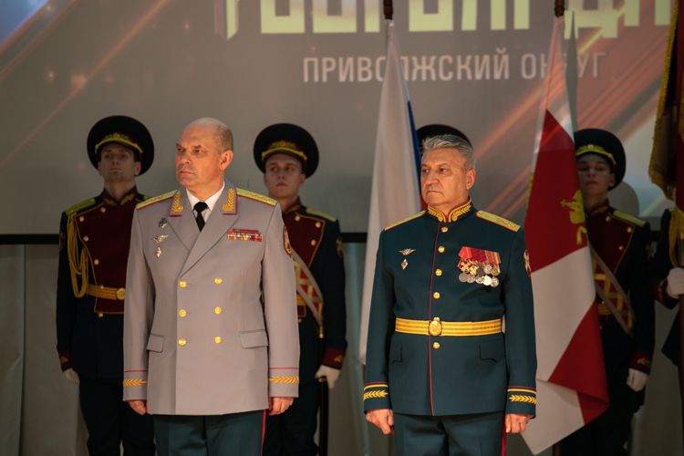 В Нижнем Новгороде генерал-полковник Олег Плохой вручил штандарт командующего Приволжским округом Росгвардии