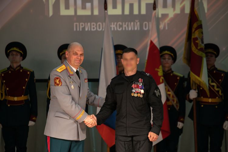 В Нижнем Новгороде генерал-полковник Олег Плохой вручил штандарт командующего Приволжским округом Росгвардии