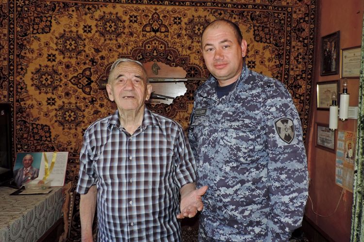 Во вневедомственной охране Татарстана поздравили с днем рождения ветерана ведомства, труженика тыла Петра Филиппова