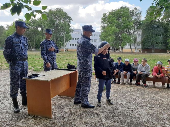 В г. Нижнекамске сотрудники Росгвардии провели встречу с детьми из пришкольного оздоровительного лагеря 
