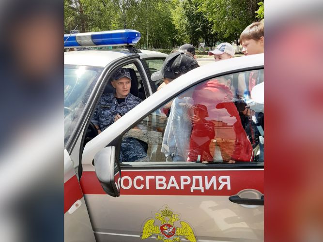 В г. Нижнекамске сотрудники Росгвардии провели встречу с детьми из пришкольного оздоровительного лагеря 