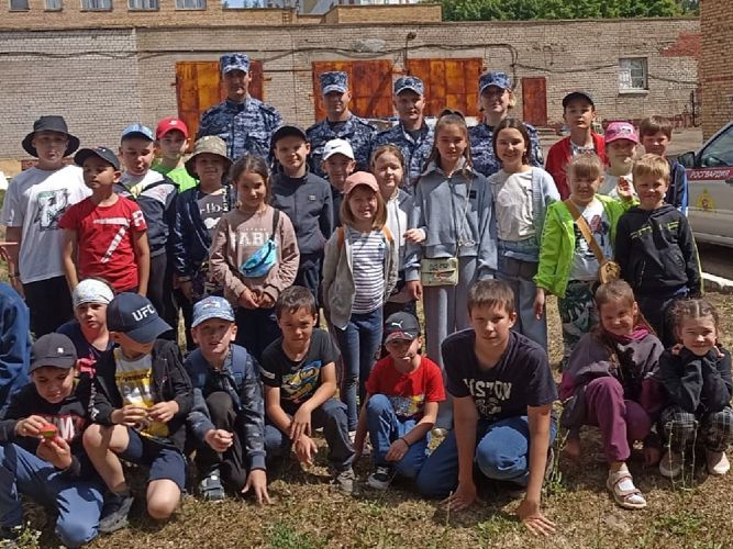 В г. Нижнекамске сотрудники Росгвардии провели встречу с детьми из пришкольного оздоровительного лагеря 