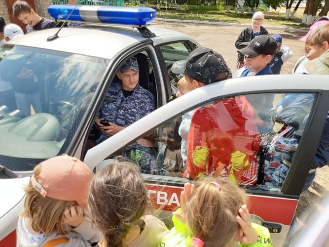 В г. Нижнекамске сотрудники Росгвардии провели встречу с детьми из пришкольного оздоровительного лагеря 