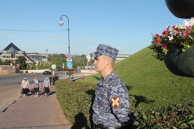 Военнослужащие Росгвардии приняли участие в обеспечении безопасности крестного хода в Казани