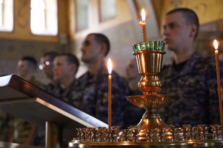 В Казани военнослужащие Росгвардии посетили богослужение в честь Святого равноапостольного князя Владимира