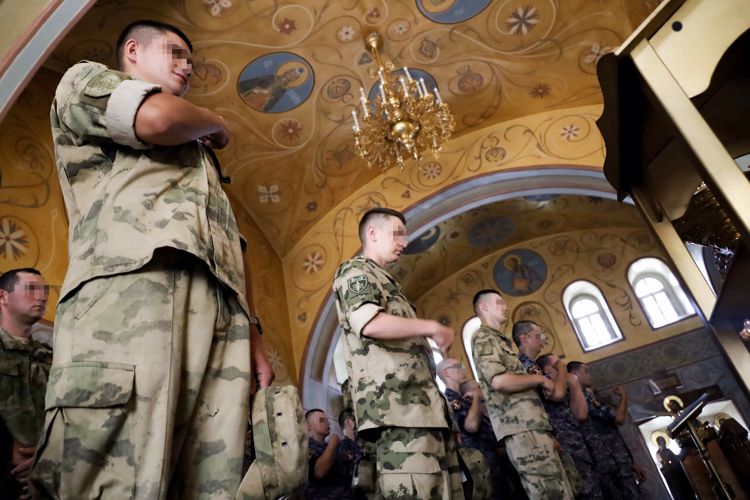 В Казани военнослужащие Росгвардии посетили богослужение в честь Святого равноапостольного князя Владимира
