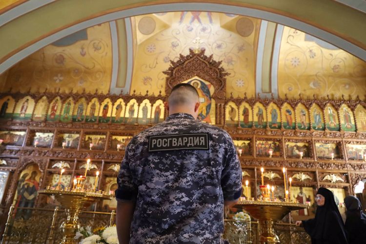 В Казани военнослужащие Росгвардии посетили богослужение в честь Святого равноапостольного князя Владимира