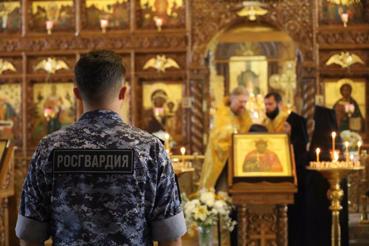 В Казани военнослужащие Росгвардии посетили богослужение в честь Святого равноапостольного князя Владимира