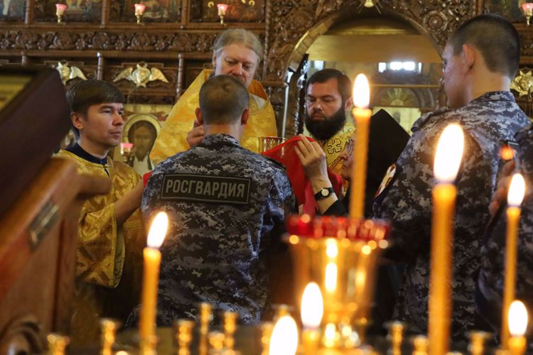 В Казани военнослужащие Росгвардии посетили богослужение в честь Святого равноапостольного князя Владимира