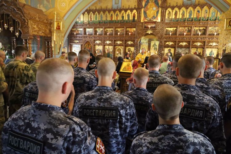 В Казани военнослужащие Росгвардии посетили богослужение в честь Святого равноапостольного князя Владимира