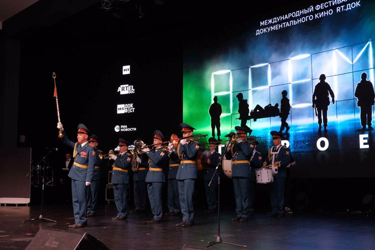 Сотрудники и военнослужащие Росгвардии посетили международный фестиваль документального кино «RT.Док: Время героев» в Казани