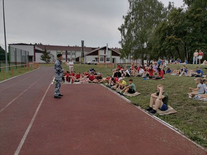 В Татарстане сотрудники Росгвардии провели встречу с кадетами в военно-патриотическом лагере