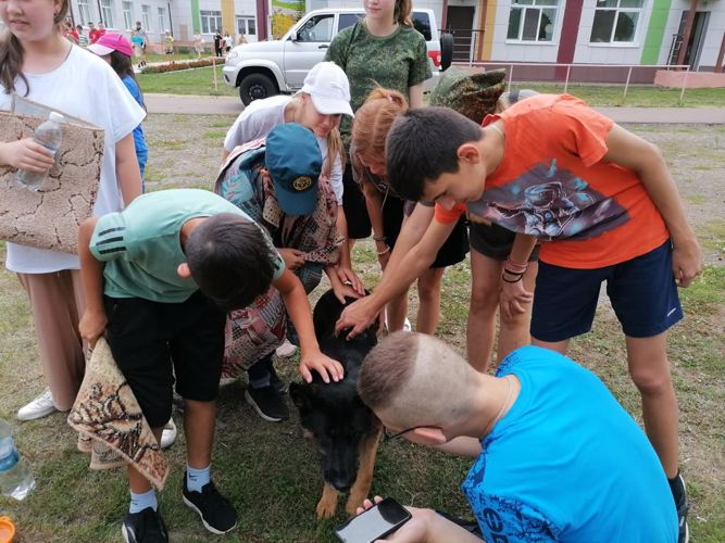 В Татарстане сотрудники Росгвардии провели встречу с кадетами в военно-патриотическом лагере
