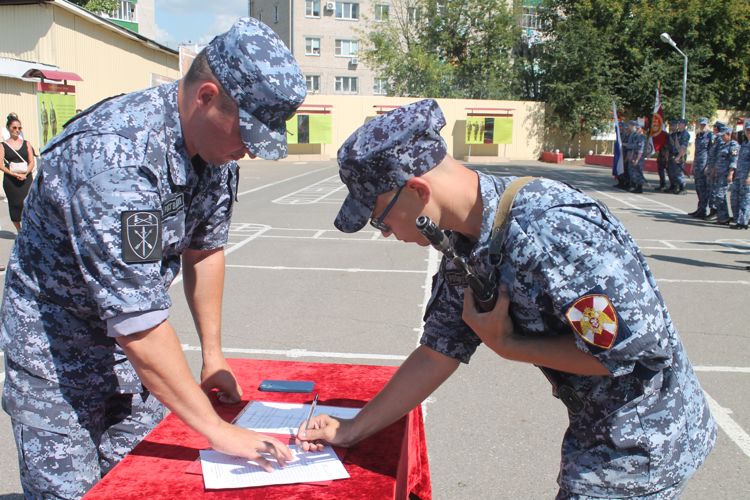В казанском специальном моторизованном полку Росгвардии состоялось приведение нового пополнения к военной присяге