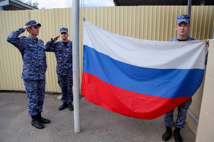 В Казани, военнослужащие и сотрудники Росгвардии провели торжественное мероприятие ко Дню Государственного флага России 