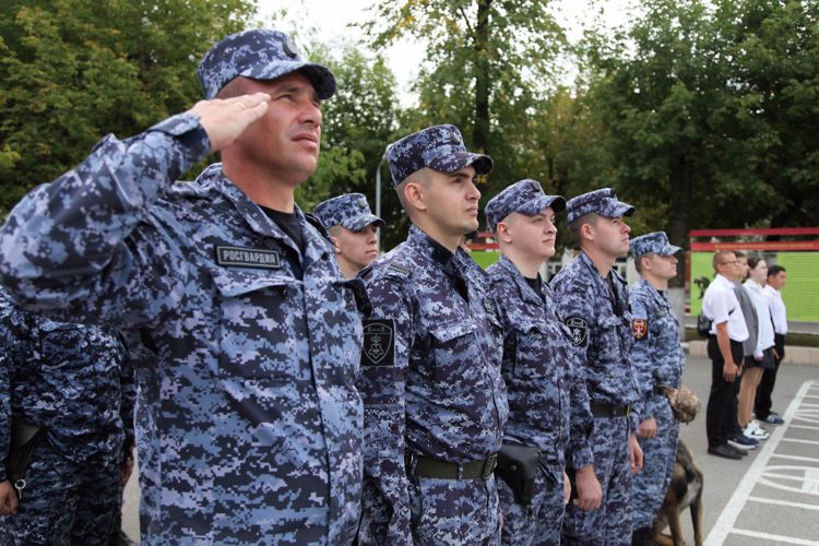 В Казани, военнослужащие и сотрудники Росгвардии провели торжественное мероприятие ко Дню Государственного флага России 