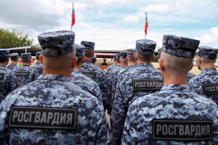 В Казани, военнослужащие и сотрудники Росгвардии провели торжественное мероприятие ко Дню Государственного флага России 