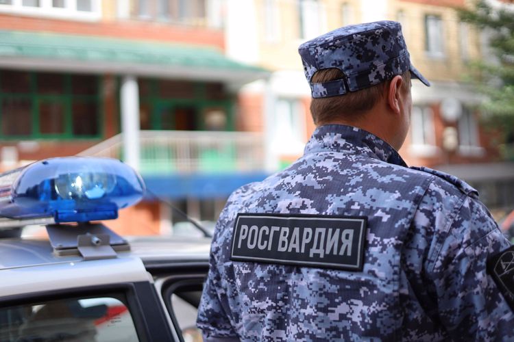 В Казани сотрудники Росгвардии задержали подозреваемого в серии краж из магазина 