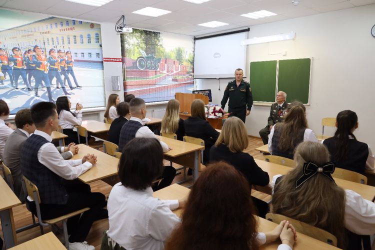 В День знаний росгвардейцы провели уроки мужества для татарстанских школьников